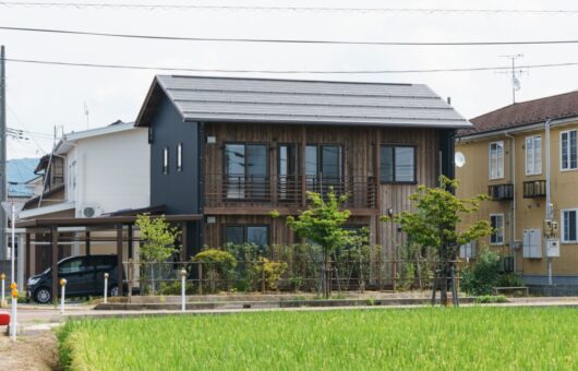 庭をつくり田んぼを眺める、四季を感じる住まい