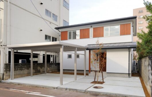 古道具を合わせた緑を楽しむ住まい