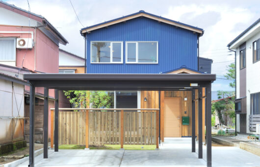 雁木のある、緑に挟まれた住まい