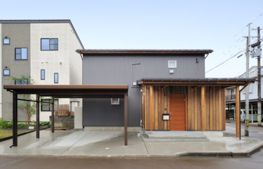 黒色ガルバリウムと杉板で、シックにかっこいい住まい