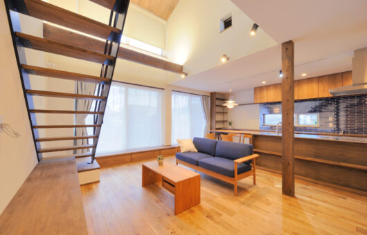 暮らしに馴染む、手仕事のひかる住まい