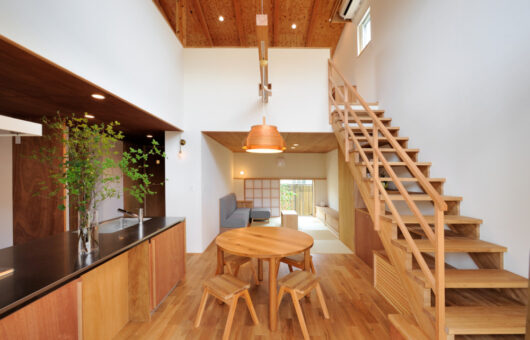 猫と一緒に暮らす、緑豊かな和室リビングの住まい