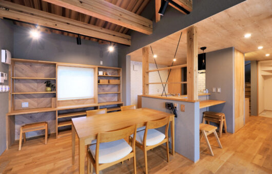 大きな梁のある住まい