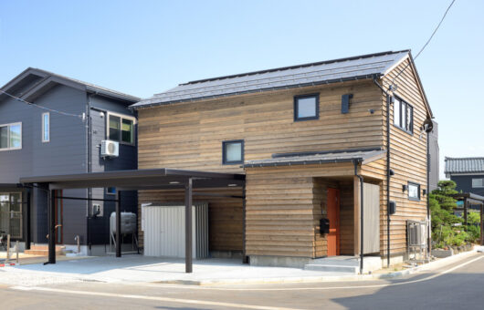 杉板張りの風合いのある住まい