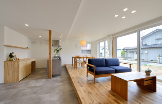 2階浴室と、ゆとりあるリビングを持つ住まい