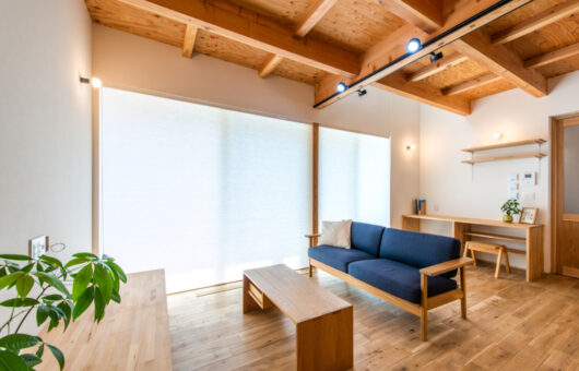 木の温かさを感じる、折り上げ天井のある住まい