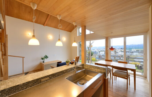 木とあたたかさに包まれながら眺望を楽しむ住まい