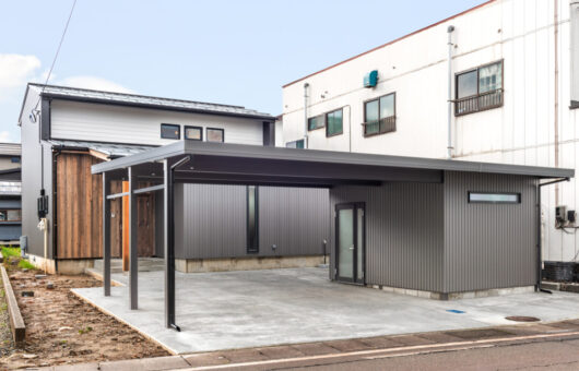 庭キャンプとDIYを思う存分満喫する住まい