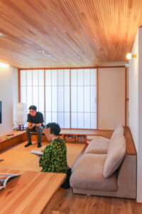 畳リビング。 障子戸を開けるとウッドデッキと繋がり、 目の前にはお庭が広がります。