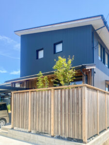 お庭も完成し、 木塀の向こうから緑が覗いています🌲