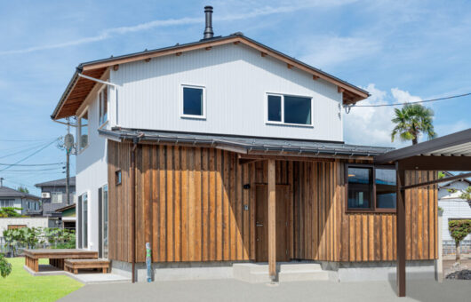 猫とともに、炎とアウトドアを楽しむ住まい