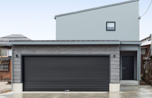 大きなインナーガレージのある、シャープな佇まいの住まい