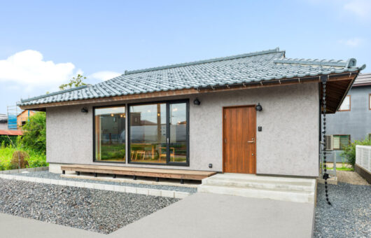 そとん壁と入母屋屋根が美しい、24坪の平屋の住まい